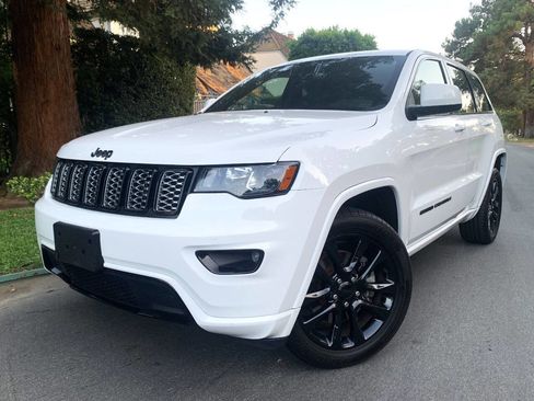 Used 2021 Jeep Grand Cherokee Laredo X image 2