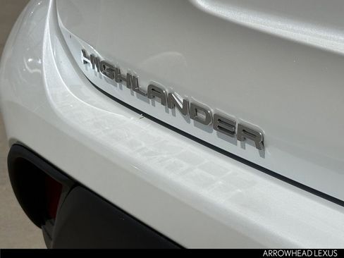 Used 2024 Toyota Highlander LE FWD image 31