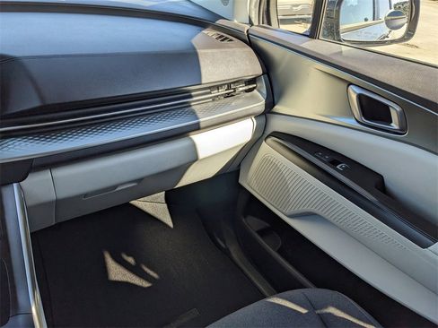 Certified 2022 Kia Carnival LX image 18