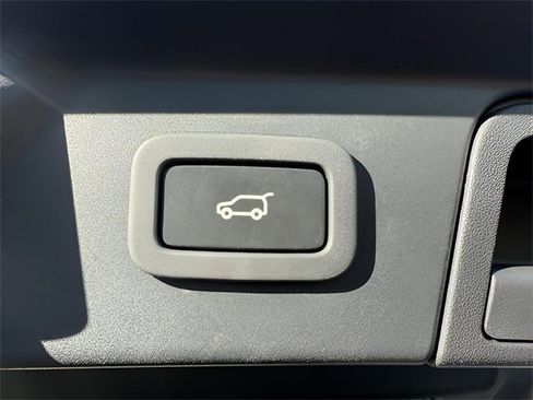 Used 2020 Land Rover Range Rover Velar S image 12