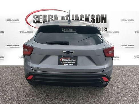 Used 2024 Chevrolet Trax LS w/ LS Convenience Package FWD image 8