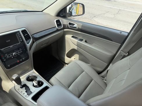 Used 2013 Jeep Grand Cherokee Laredo AWD/4WD image 15