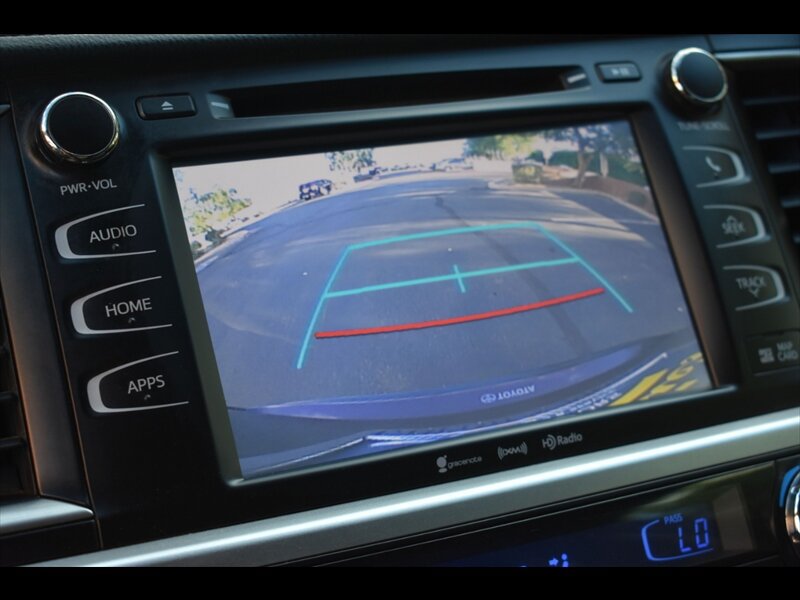 Used 2019 Toyota Highlander XLE FWD image 11