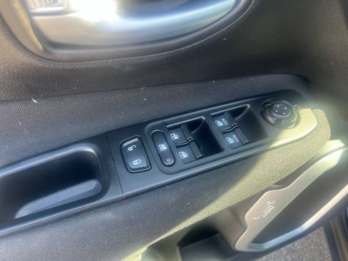 Used 2019 Jeep Renegade Sport w/ Sport Appearance Group AWD/4WD image 17