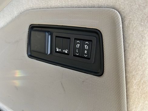 Used 2024 Cadillac Escalade ESV Premium Luxury image 44