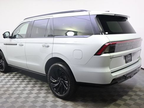 New 2026 Lincoln Navigator Reserve w/ Jet Appearance Package AWD/4WD image 3