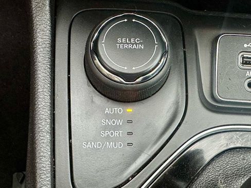 Used 2021 Jeep Cherokee Limited AWD/4WD image 23