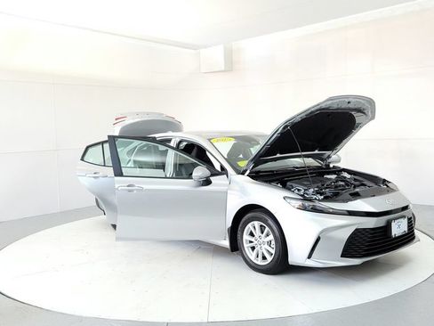 Used 2025 Toyota Camry LE AWD/4WD image 12