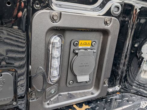 New 2025 Ford Maverick XLT w/ XLT Luxury Package image 9