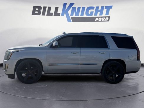 Used 2019 Cadillac Escalade Luxury image 2