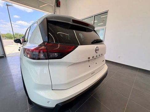 Used 2024 Nissan Rogue S AWD/4WD image 4