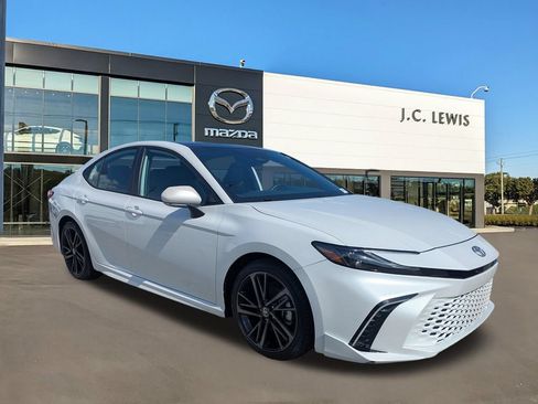 Used 2025 Toyota Camry XSE FWD image 1