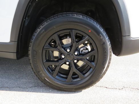 New 2025 Jeep Grand Cherokee Altitude image 12