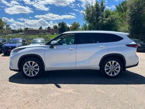 Used 2025 Toyota Highlander Limited AWD/4WD image 2