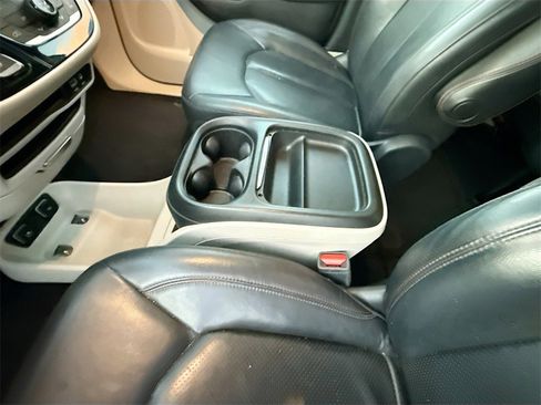 Used 2020 Chrysler Pacifica Touring-L image 23