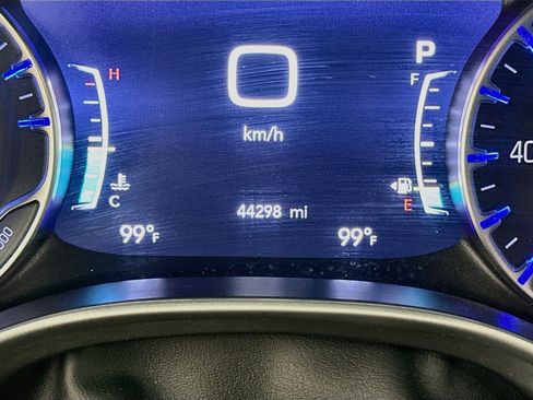 Used 2024 Chrysler Pacifica Touring-L FWD image 19