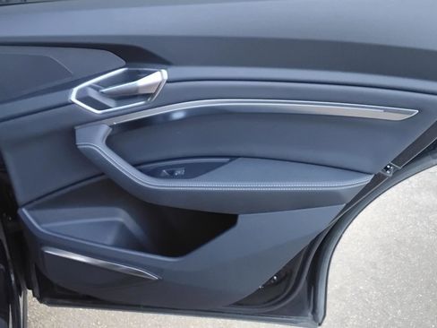 Used 2023 Audi e-tron Premium Plus w/ Premium Plus Package image 24