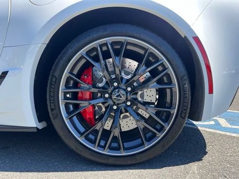 Used 2016 Chevrolet Corvette Z06 w/ 3LZ Preferred Equipment Group RWD image 11