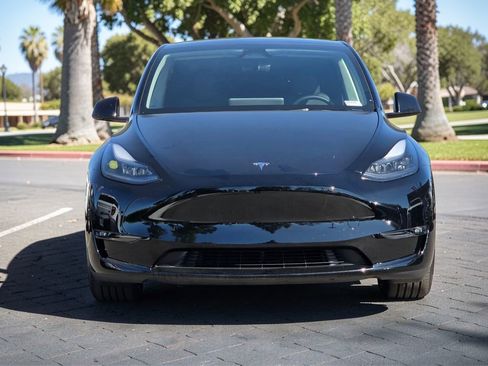 Used 2025 Tesla Model Y Performance image 3