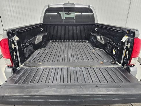 Used 2017 Toyota Tacoma TRD Sport w/ Tow Package (A/T) AWD/4WD image 15