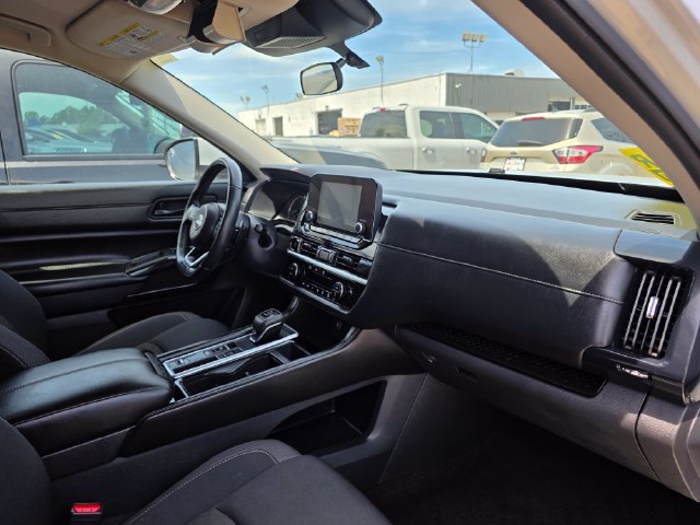 Used 2025 Nissan Pathfinder SV FWD image 45