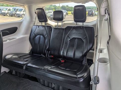 Used 2023 Chrysler Pacifica Touring-L FWD image 39