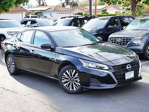 Used 2025 Nissan Altima 2.5 SV FWD image 3