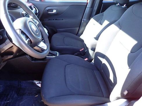 Used 2018 Jeep Renegade Latitude FWD image 12