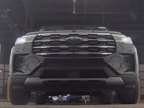 Used 2025 Ford Explorer Active image 4