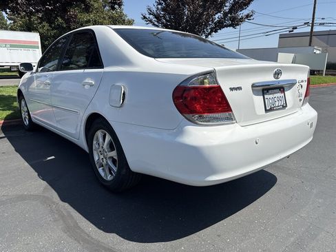 Used 2005 Toyota Camry XLE FWD image 9