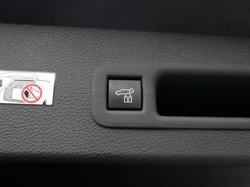 Used 2025 Toyota Sienna XLE Woodland Edition image 16