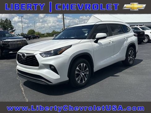 Used 2024 Toyota Highlander XLE FWD image 1