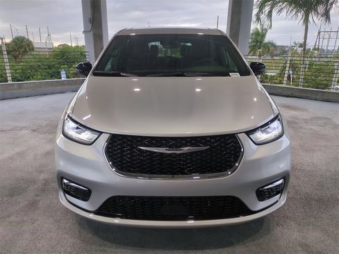 New 2026 Chrysler Pacifica Select image 3