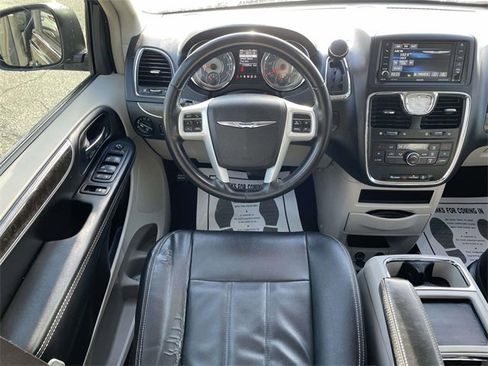 Used 2014 Chrysler Town & Country Touring image 14