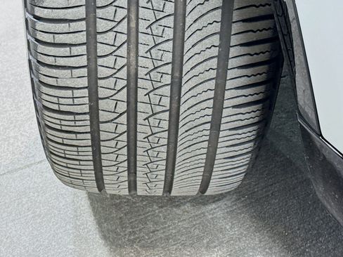 Used 2024 Land Rover Discovery Metropolitan Edition image 44