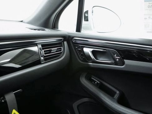Certified 2025 Porsche Macan image 25