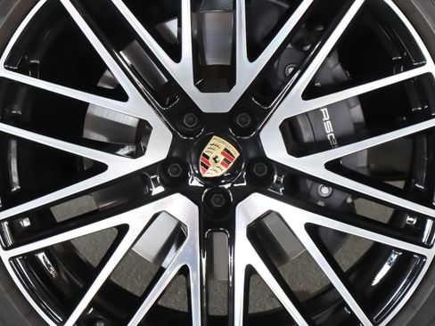 Certified 2026 Porsche Macan AWD/4WD image 14