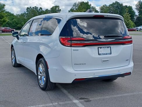 Used 2023 Chrysler Pacifica Touring-L w/ Uconnect Theater Family Group AWD/4WD image 3