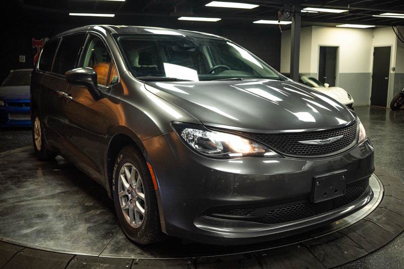 Used 2023 Chrysler Voyager LX FWD image 5