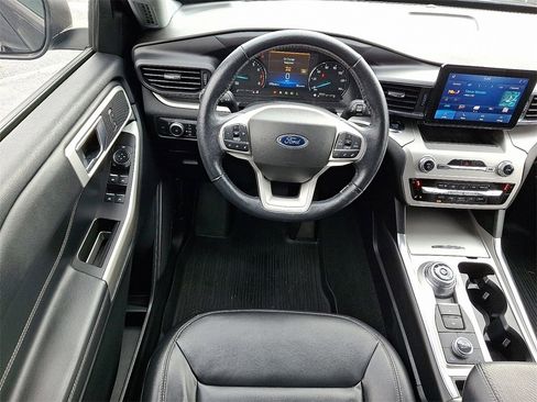 Used 2022 Ford Explorer XLT w/ Equipment Group 202A image 4