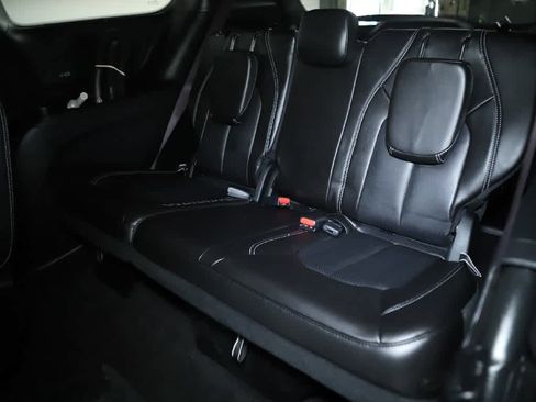 Used 2023 Chrysler Pacifica Touring-L w/ Uconnect Theater Family Group AWD/4WD image 13
