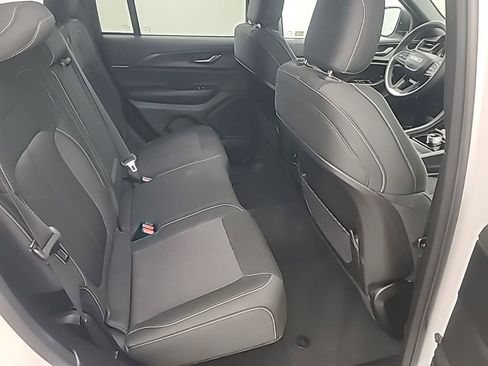 Used 2024 Jeep Grand Cherokee Laredo X image 17