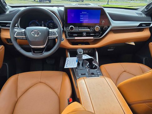 New 2026 Toyota Highlander Platinum image 20