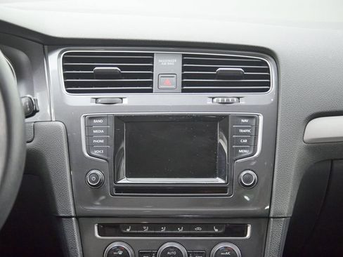 Used 2015 Volkswagen e-Golf Limited Edition image 28