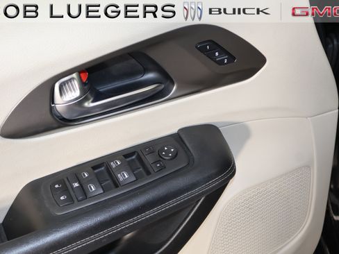 Used 2023 Chrysler Pacifica Touring-L FWD image 7