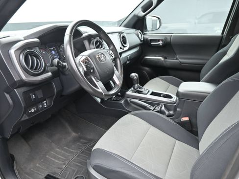 Used 2022 Toyota Tacoma TRD Off-Road w/ Technology Package AWD/4WD image 10