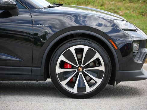 Certified 2025 Porsche Macan 4S Electric AWD/4WD image 45