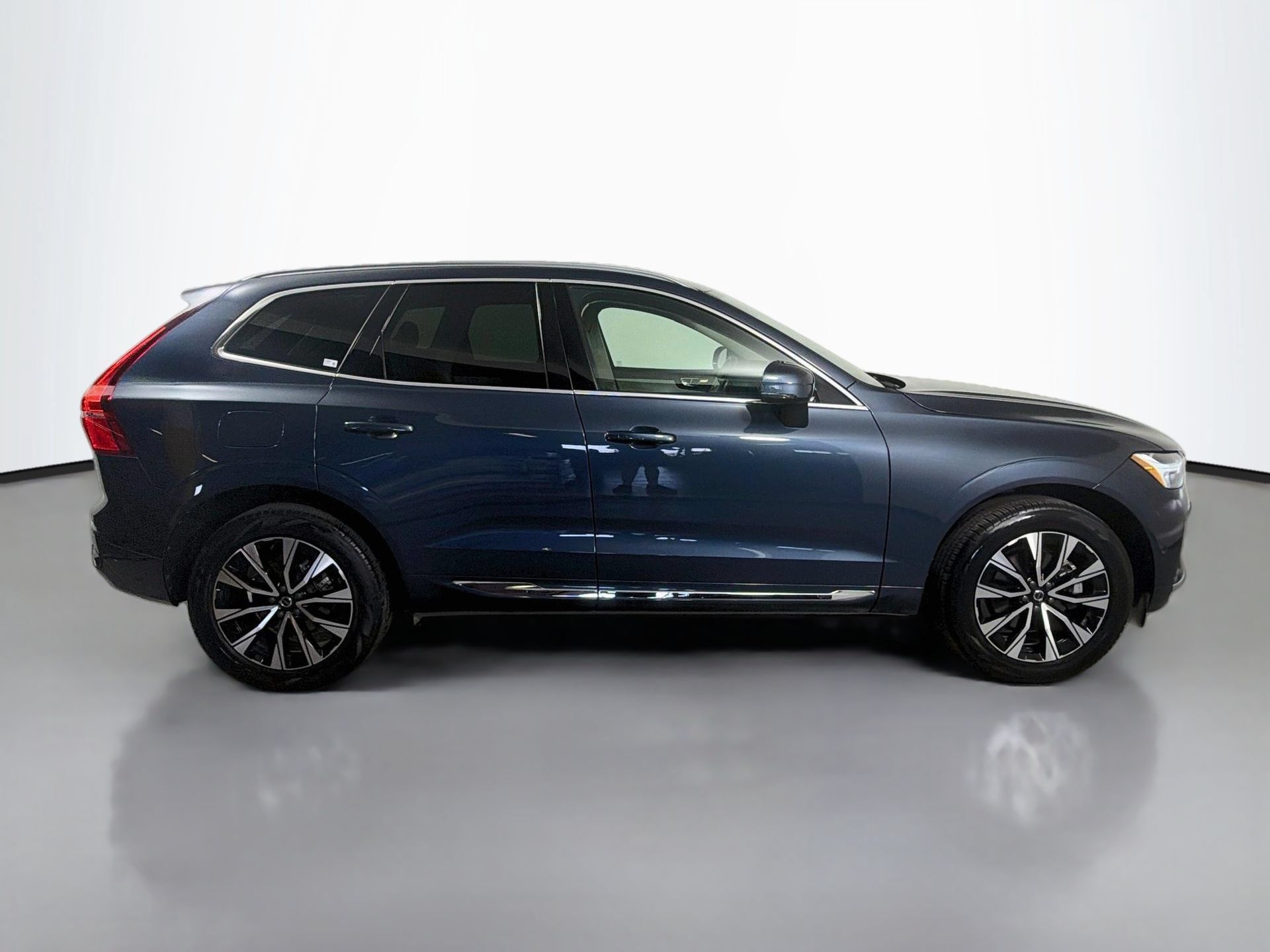Certified 2023 Volvo XC60 B5 Plus AWD/4WD image 5