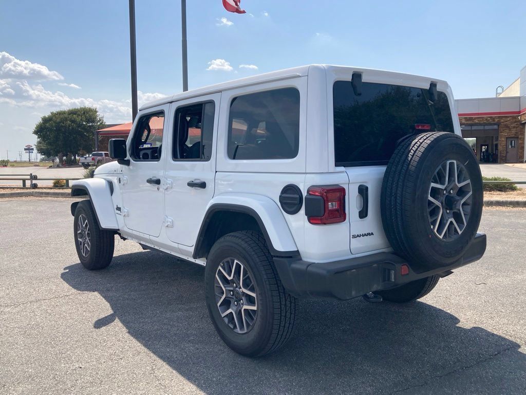 Used 2026 Jeep Wrangler Unlimited Sahara AWD/4WD image 6