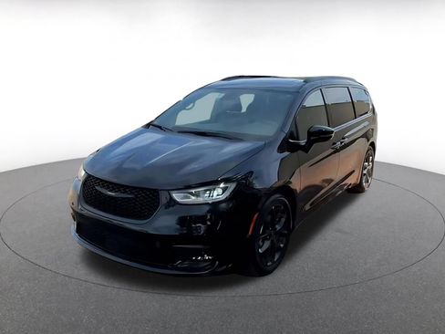 Used 2025 Chrysler Pacifica Limited FWD image 5